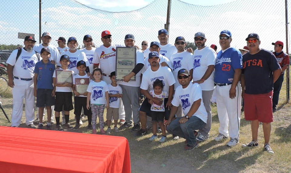 Médicos Jr. recibe placa de campeones de la liga Aficionados
