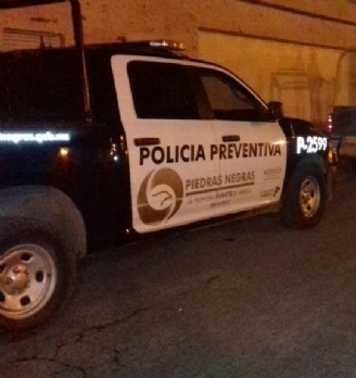 Hombre lesiona a su esposa con unas tijeras