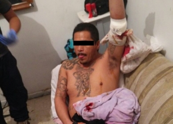 Balean a hombre afuera de su casa