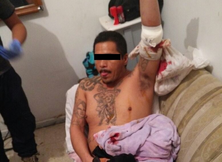 Balean a hombre afuera de su casa