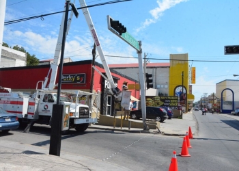 Retiran semáforo por daños en accidente vial