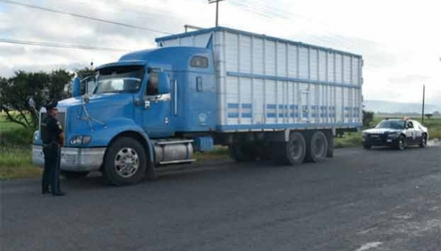 Rescatan a familia secuestrada en camión de carga