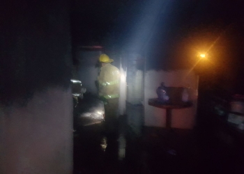 Se incendia casa mientras dormían