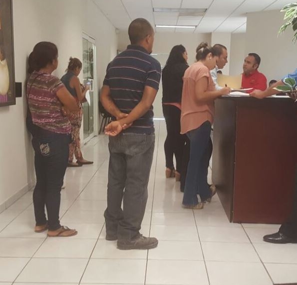 Causa alarma violento arresto frente a escuela primaria