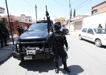 Causa alarma violento arresto frente a escuela primaria