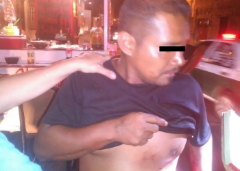 Lo navajean en una cantina