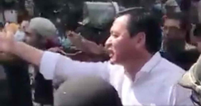 Voluntarios corren a Osorio Chong de zona de desastre