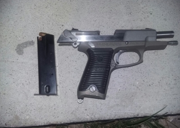 Arrestan a sujetos armados afuera de cantina