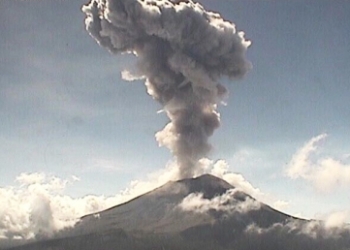 Explosión en el Popocatépetl provoca fumarola de tres kilómetros
