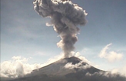 Explosión en el Popocatépetl provoca fumarola de tres kilómetros