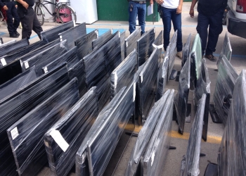 Afectados por robo revisan objetos asegurados en casa de empeño
