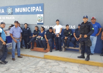 Mantienen paro policías de Monclova