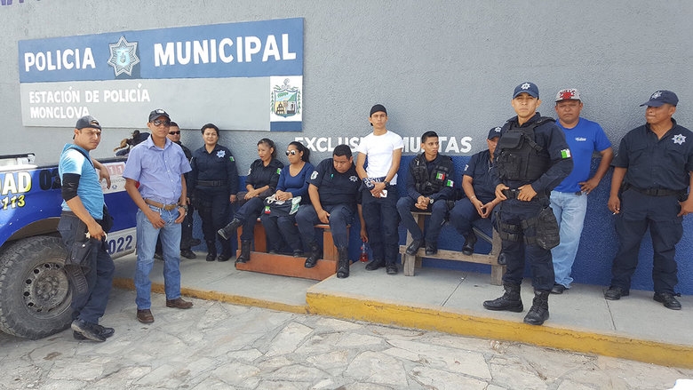 Mantienen paro policías de Monclova