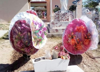Resalta limpieza de panteón durante celebración del Día de Muertos
