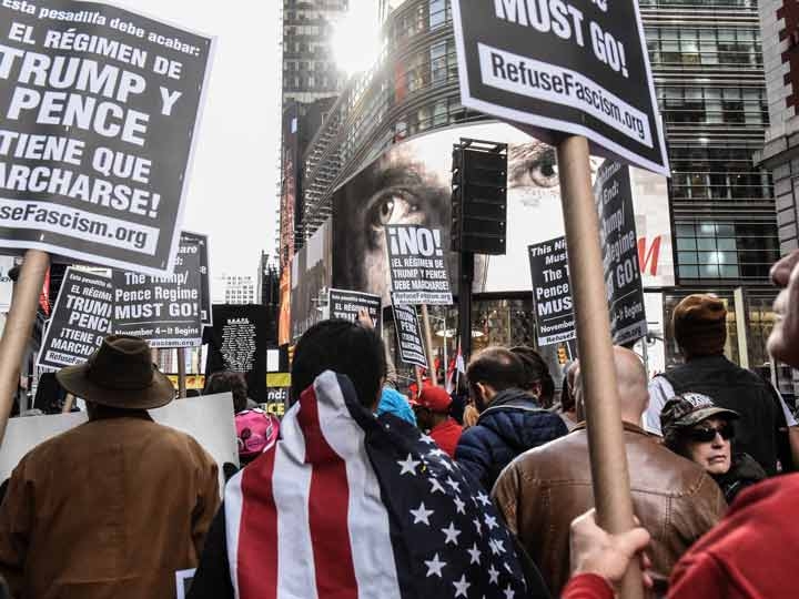 Protestan en EU contra Trump, a un año de su victoria electoral