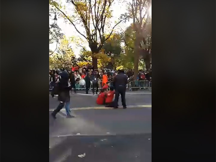 Interrumpen ‘dreamers’ desfile de Acción de Gracias en NY