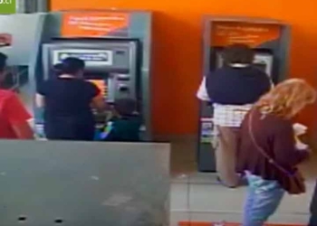 VIDEO: En cuestión de segundos niño roba dinero de un cajero automático