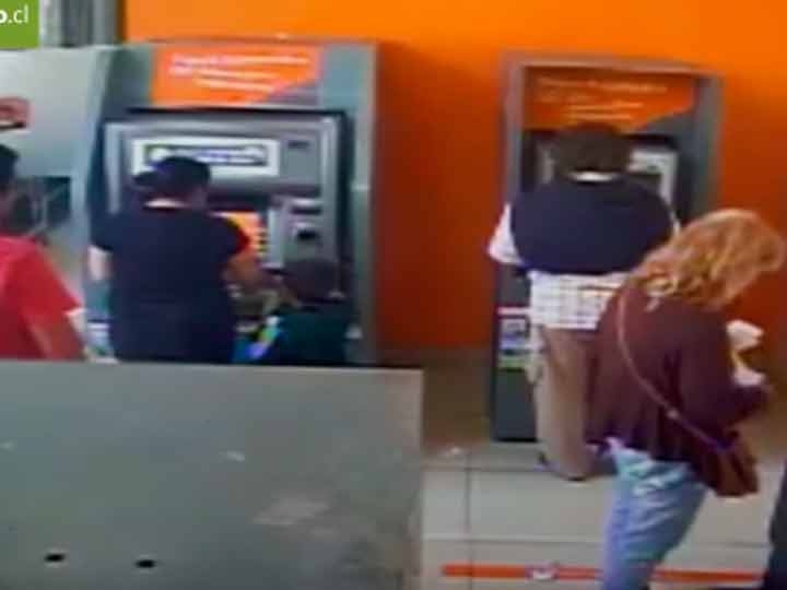 VIDEO: En cuestión de segundos niño roba dinero de un cajero automático