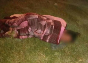 Arrojan a mujer de vehículo en movimiento