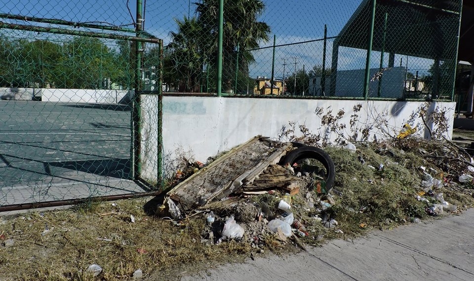 Reportan acumulación de basura y mala Iluminación en espacios deportivos