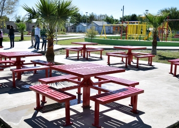 Entrega alcaldesa de Nava rehabilitación de plaza