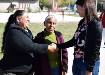 Entrega alcaldesa de Nava rehabilitación de plaza