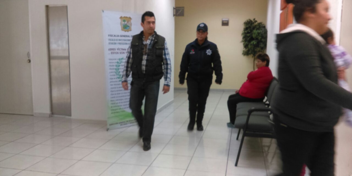 Se presenta a declarar mujer policía