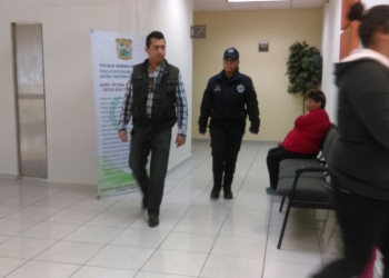 Se presenta a declarar mujer policía