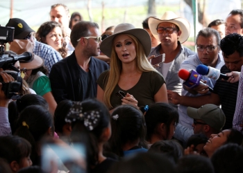 Paris Hilton visita a damnificados en Xochimilco