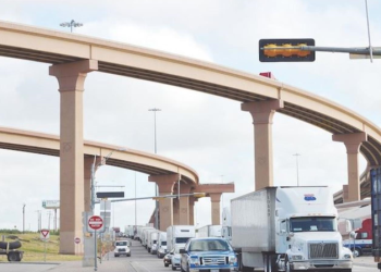Salta mujer de puente en Laredo