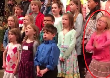 VIDEO: Niña canta emocionada en coro y cautiva en redes sociales
