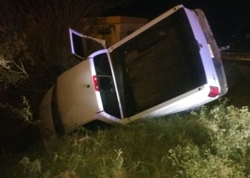 Ebrio conductor vuelca su camioneta