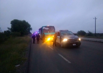 Muere policía municipal tras ser atropellado por camión de transporte de personal