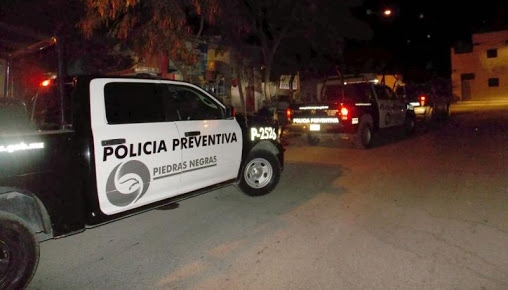 Arrojan a mujer de vehículo en movimiento