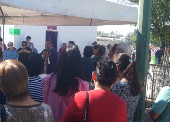 Ofician misa para los fieles difuntos