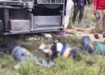 Dos muertos y ocho heridos al volcar autobús de pasajeros