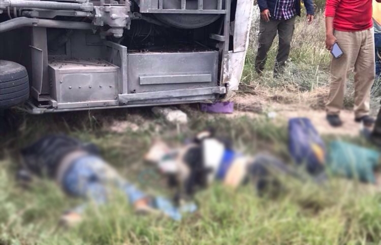 Dos muertos y ocho heridos al volcar autobús de pasajeros