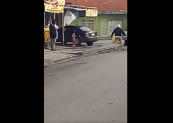 VIDEO: Mujer baña a niño en la calle con clima de 6 grados