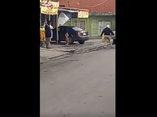 VIDEO: Mujer baña a niño en la calle con clima de 6 grados