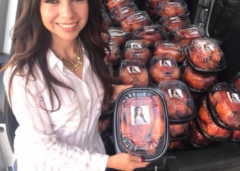 Diputada regala pollos con su foto; la llaman #LadyPollos