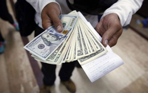 Peso se hunde por reforma fiscal de EU; dólar alcanza los 20 pesos en bancos