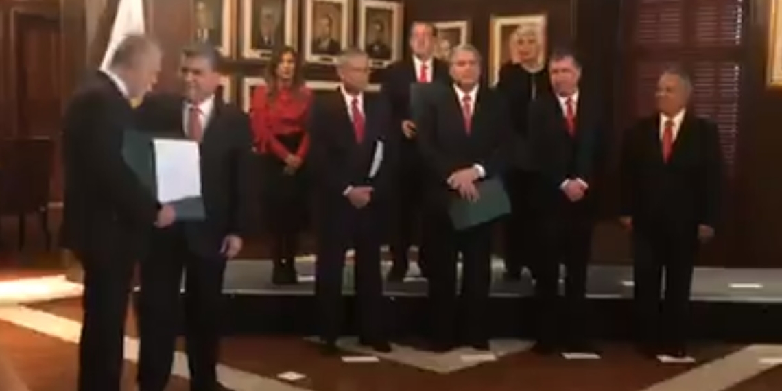 Presenta Riquelme parte de su gabinete