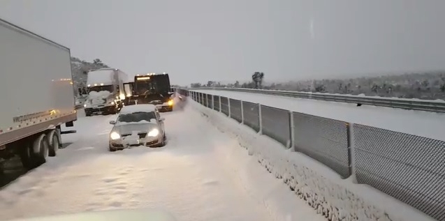 Continúan cierres carreteros en Coahuila y Nuevo León por nevadas