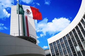 Policías resguardan Senado ante manifestantes