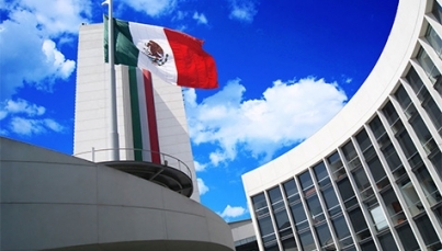 Policías resguardan Senado ante manifestantes