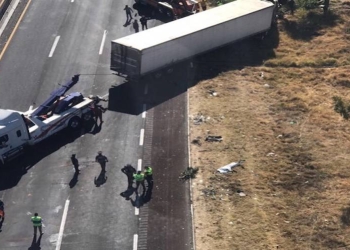 Tráiler se queda sin frenos y provoca carambola; hay 8 heridos