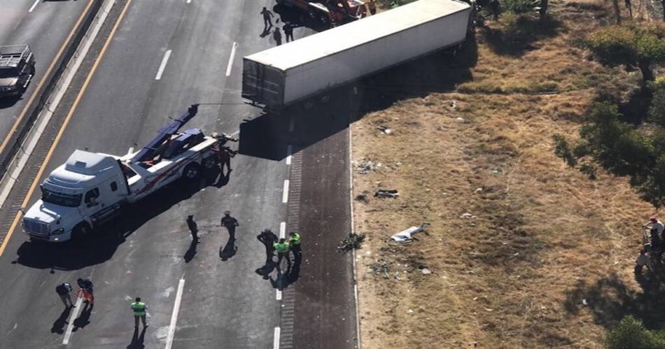 Tráiler se queda sin frenos y provoca carambola; hay 8 heridos