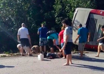 Mueren 11 turistas en volcadura en Quintana Roo