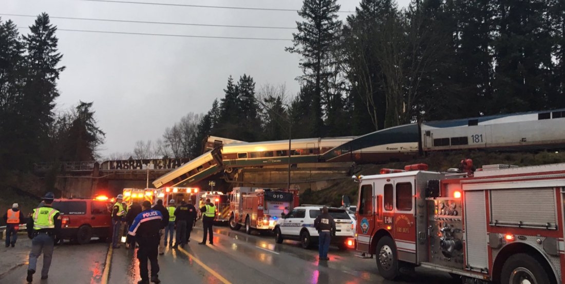 Tren se descarrila en Washington; hay seis muertos