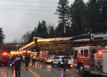Tren se descarrila en Washington; hay seis muertos